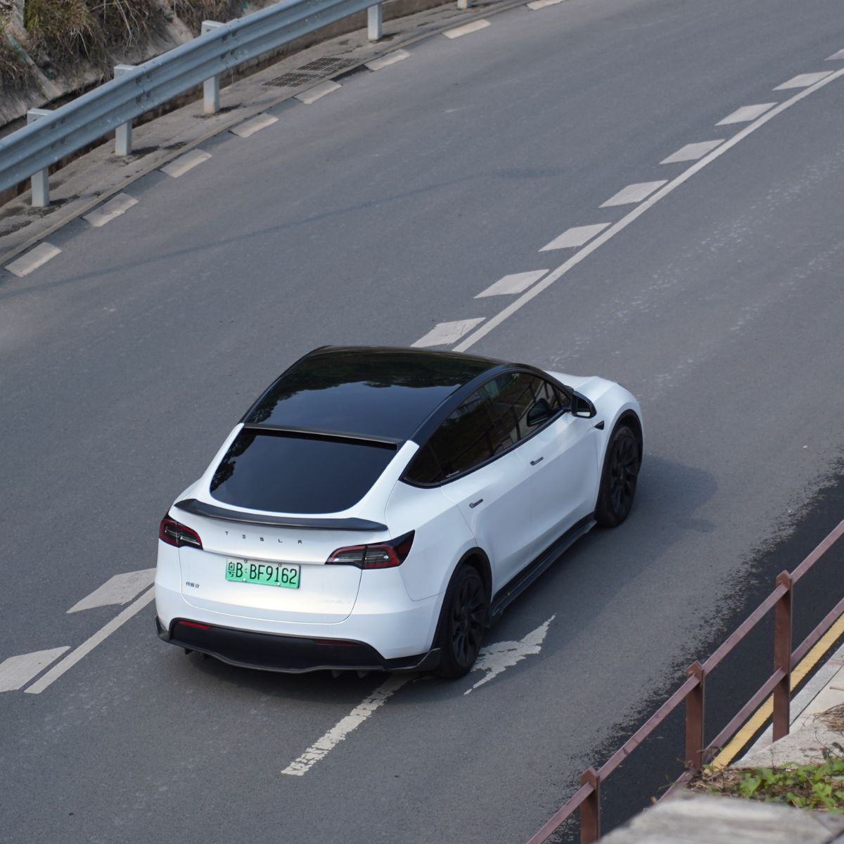 Model Y / 3 Spoiler V-Style - Carbon Fiber Exterior Mods